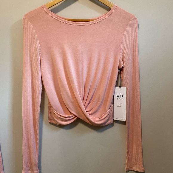 ALO Yoga Tops - Alo Yoga Cover Long Sleeve Top in Powder Pink. Size M. Crop top. Yoga top